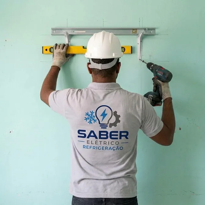 Técnico da Saber Elétrico fixando o suporte do ar-condicionado com nível e furadeira